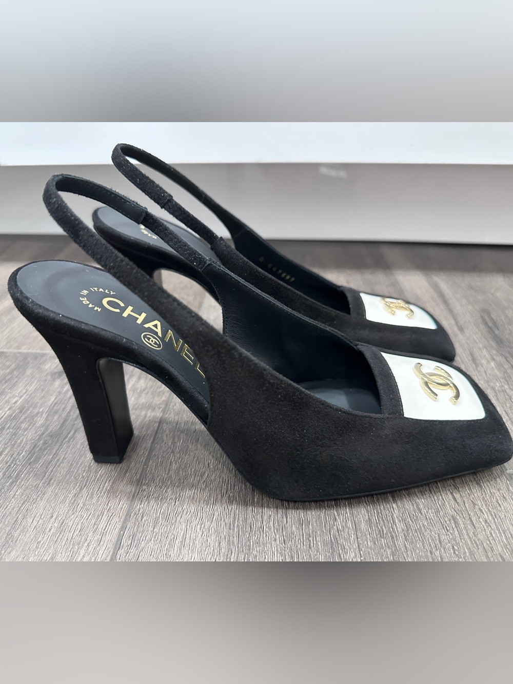 2026 CHANEL BLACK AND WHITE SUEDE GOLD CC LOGO HEELS SLINGBACKS PUMPS SHOES 38C - Picture 2 of 16
